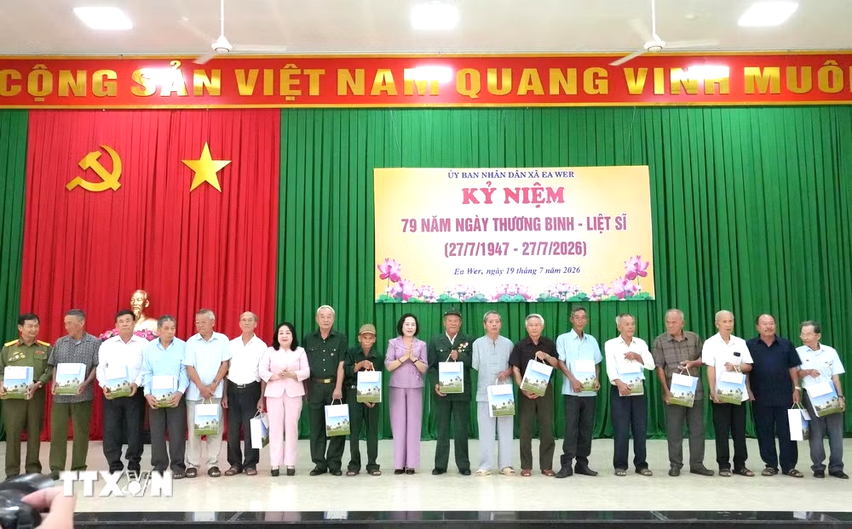 Phó Chủ tịch Quốc hội Nguyễn Thị Thanh tặng quà người có công và gia đình chính sách ở Đắk Lắk- Ảnh 1.