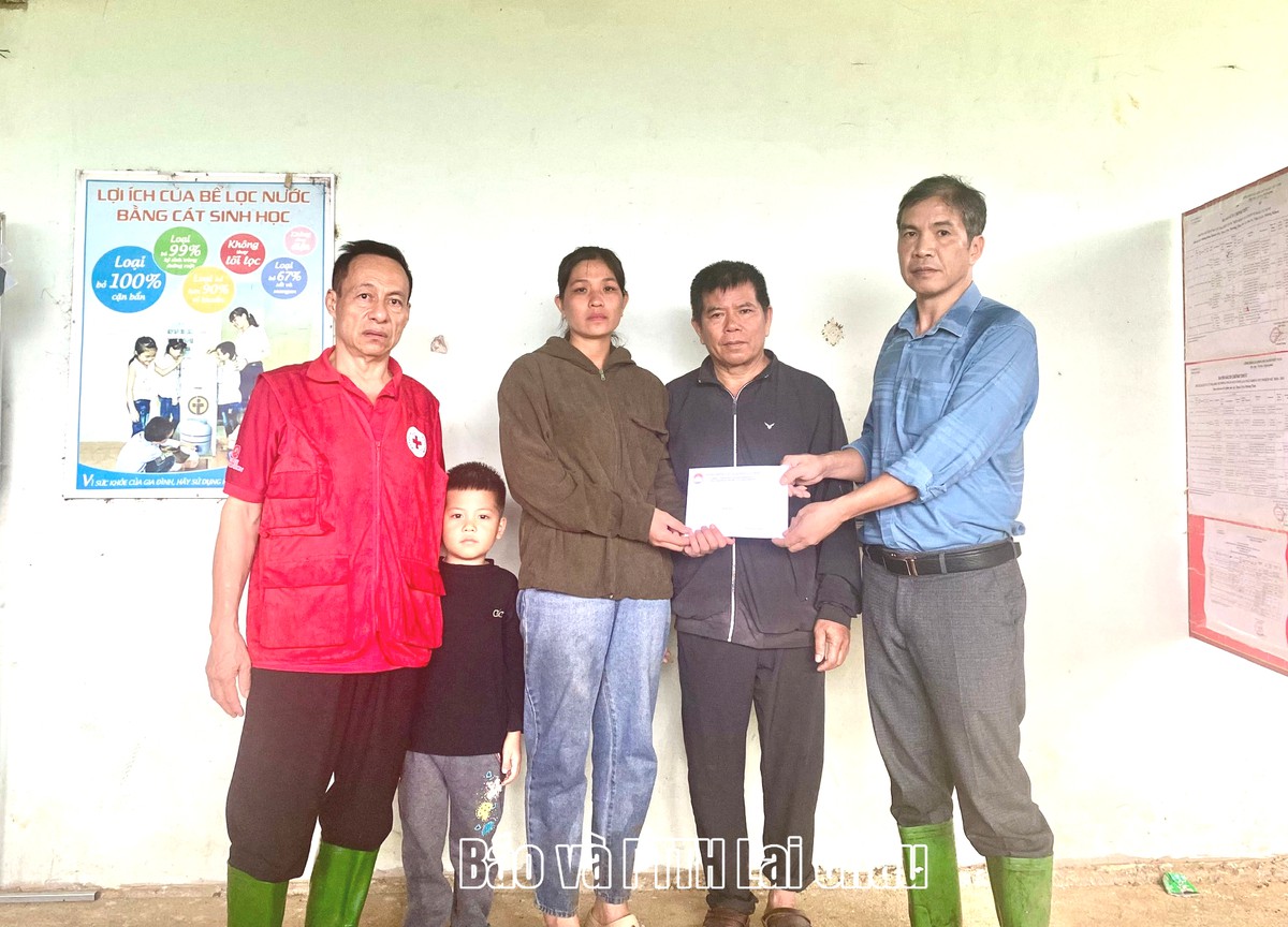 MTTQ tỉnh Lai Châu thăm, tặng quà các gia đình bị thiệt hại do mưa lũ tại xã Mường Than- Ảnh 1.