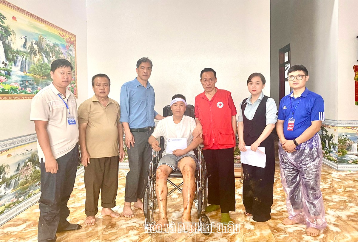 MTTQ tỉnh Lai Châu thăm, tặng quà các gia đình bị thiệt hại do mưa lũ tại xã Mường Than- Ảnh 2.