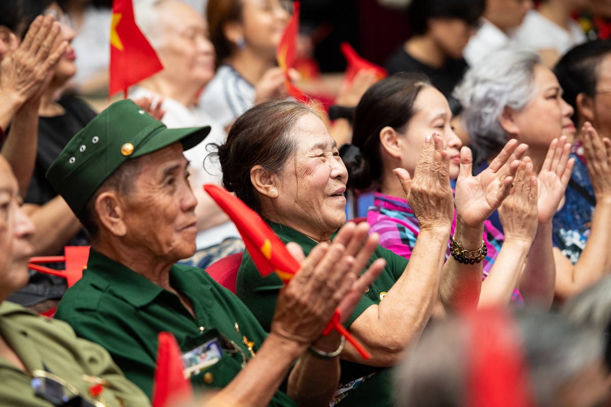 "Trên chiếc xe lăn": Thước phim tài liệu kết nối ký ức lịch sử với thế hệ trẻ- Ảnh 6.