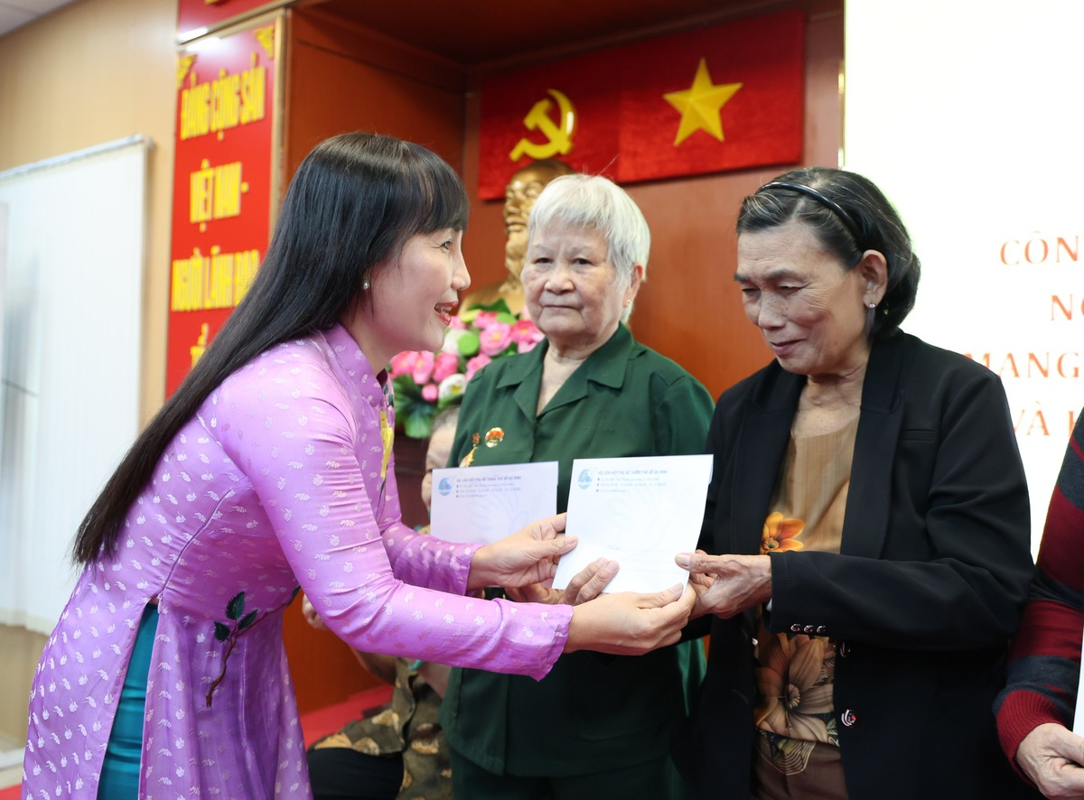Hội LHPN TPHCM và phường Bình Tân tri ân nữ cựu tù chính trị- Ảnh 2.