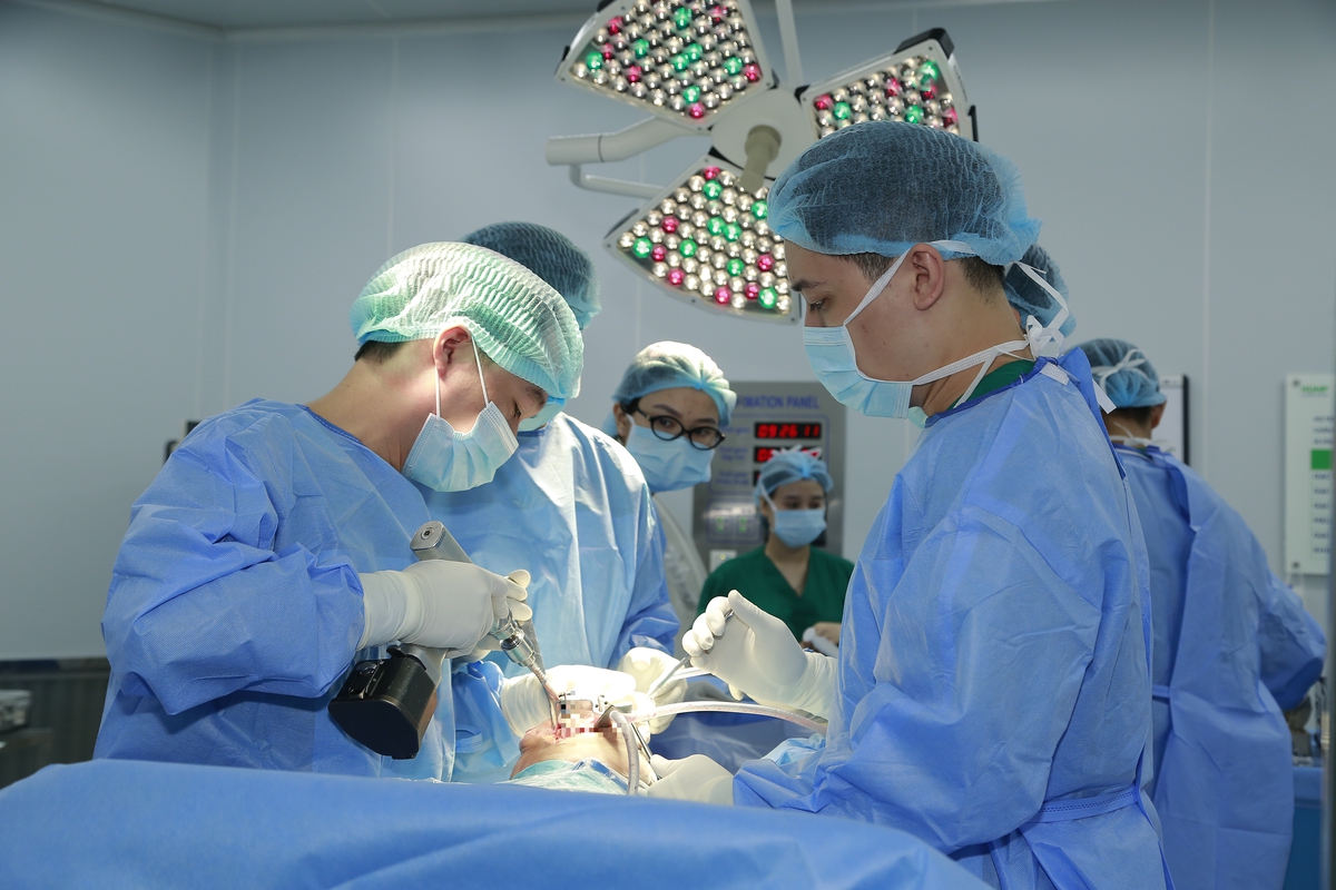 Hồi sinh đôi chân vẹo nhờ thay khớp gối - Ảnh 1.
