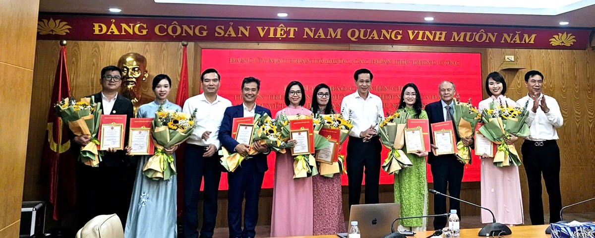Xây dựng đội ngũ báo cáo viên thực sự là chiến sĩ xung kích trên mặt trận tư tưởng của Đảng - Ảnh 2.