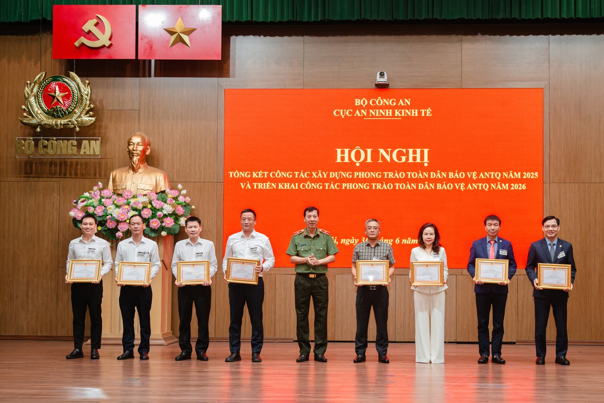 SeABank được Bộ Công an tặng Bằng khen về công tác bảo vệ an ninh Tổ quốc - Ảnh 1.