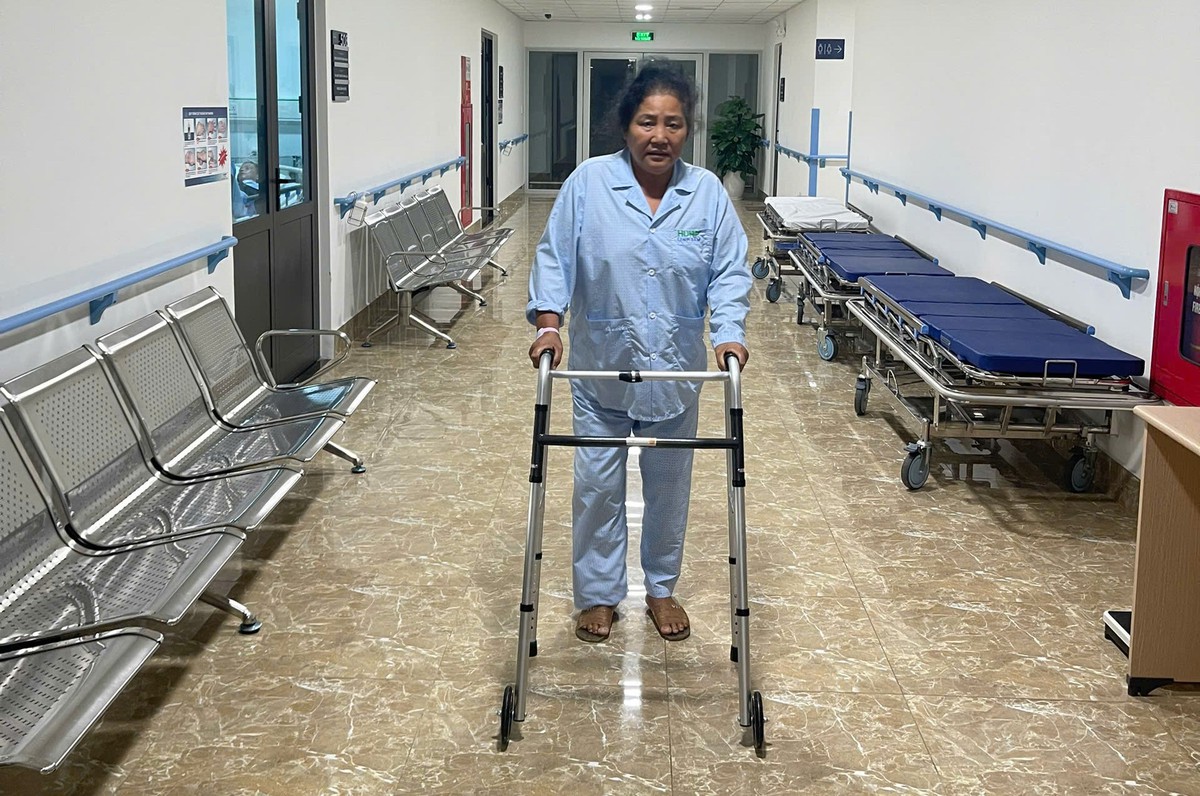 Hồi sinh đôi chân vẹo nhờ thay khớp gối - Ảnh 2.