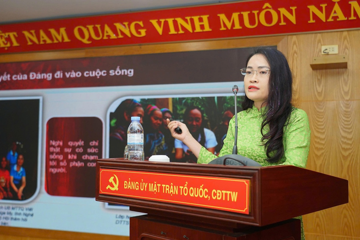 Xây dựng đội ngũ báo cáo viên thực sự là chiến sĩ xung kích trên mặt trận tư tưởng của Đảng - Ảnh 1.