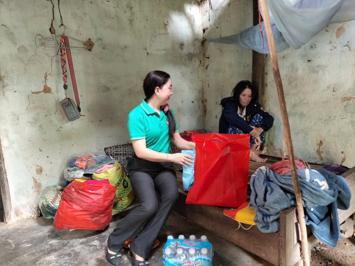 Bàn giao nhà Đại đoàn kết cho phụ nữ đơn thân có hoàn cảnh khó khăn- Ảnh 1.