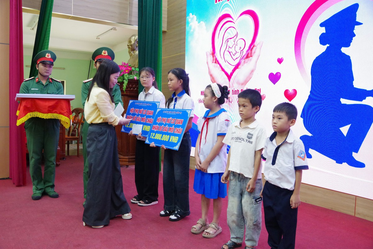 Phụ nữ Bộ chỉ huy Quân sự tỉnh Quảng Trị nhận đỡ đầu 10 trẻ em có hoàn cảnh khó khăn- Ảnh 2.