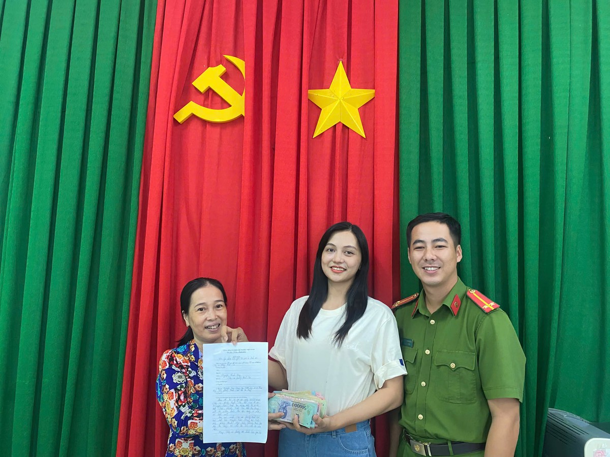 Nữ giáo viên ở An Giang nhặt được túi đồ giá trị, trả lại người đánh rơi- Ảnh 1.