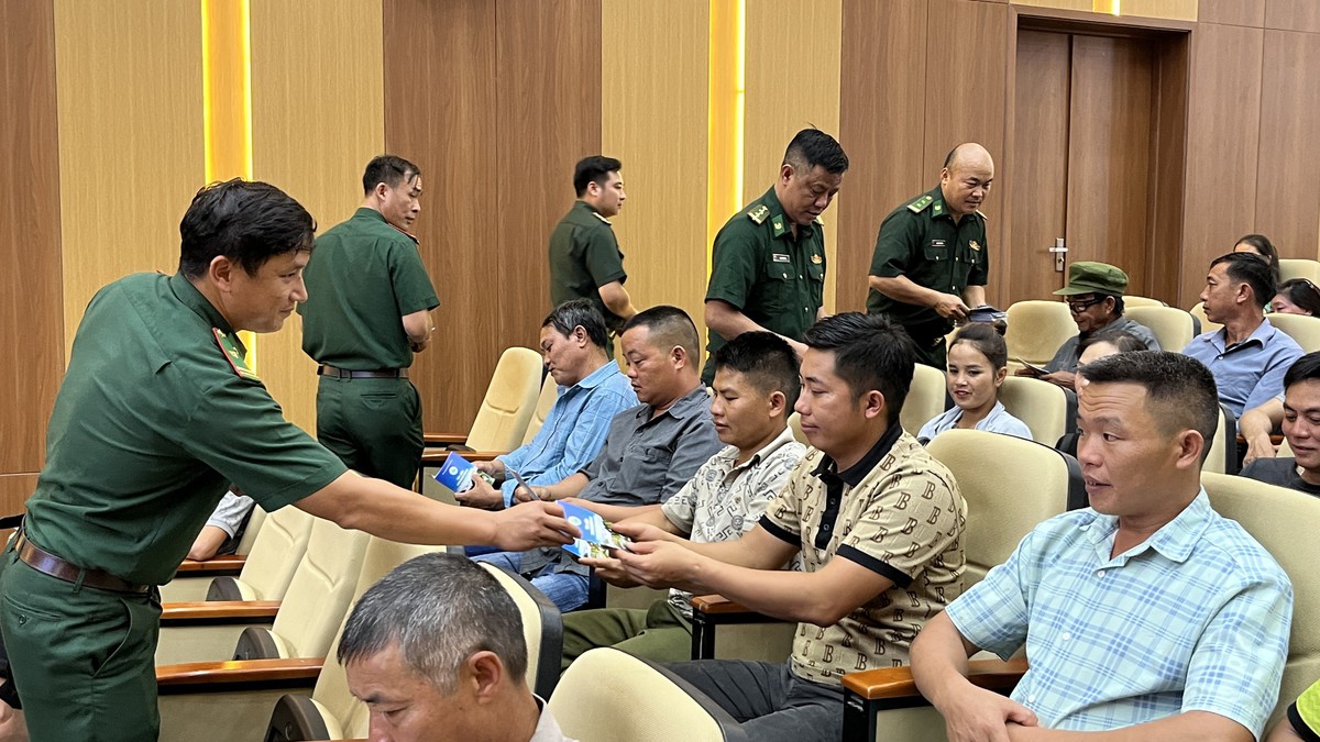 Lào Cai: Đưa pháp luật và "Bình dân học vụ số" về xã biên giới - Ảnh 2.