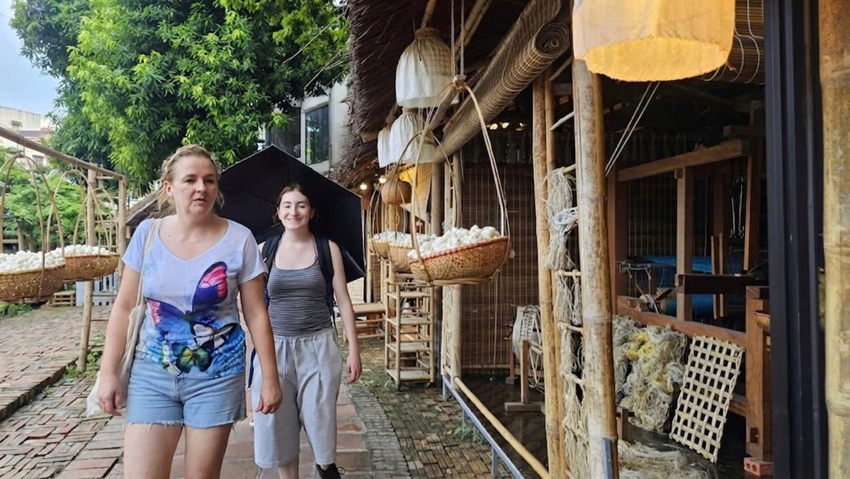 Hà Nội: Sáng tạo để di sản sống cùng du khách Kỳ 1: Từ hạt nếp Phú Thượng đến không gian Hồ Văn: Khi di sản được kể bằng trải nghiệm- Ảnh 4.