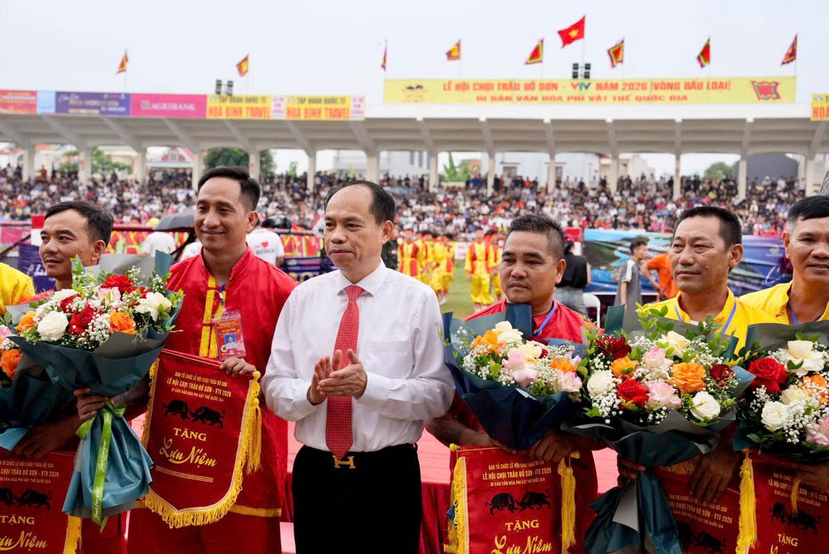 Hàng vạn khán giả đến với Lễ hội chọi trâu Đồ Sơn- Ảnh 4.
