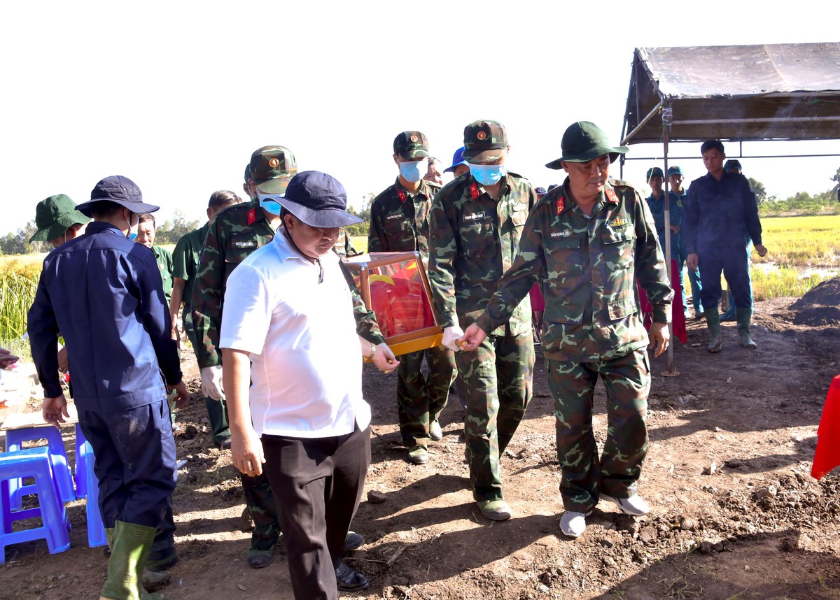 Quân khu 9 quy tập hài cốt liệt sĩ Nguyễn Thị Út - Ảnh 3.