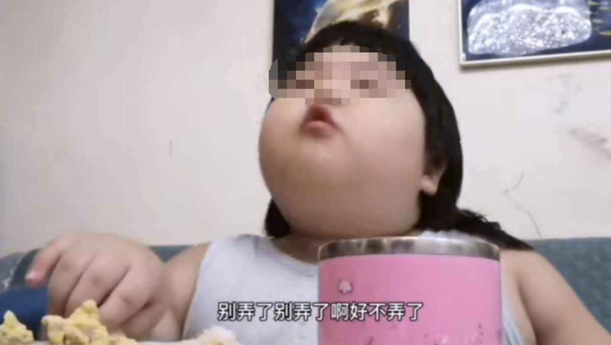 Hiểm họa từ việc bắt trẻ ăn uống để quay video câu view - Ảnh 2.