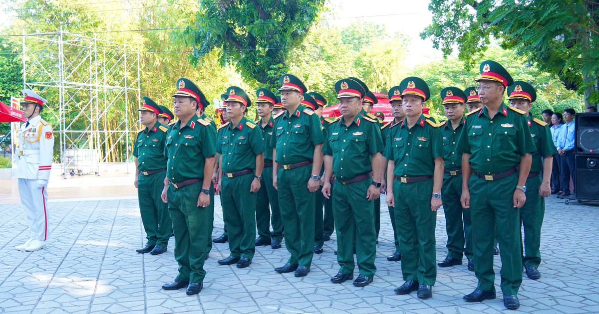 Đoàn công tác Quân khu 7 thăm và tặng quà các lực lượng tìm kiếm, quy tập hài cốt liệt sĩ - Ảnh 1.