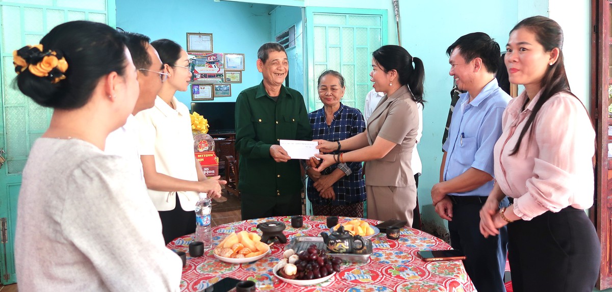TPHCM tổ chức đoàn đến tri ân những người đã dành tuổi xuân cho Tổ quốc - Ảnh 4.