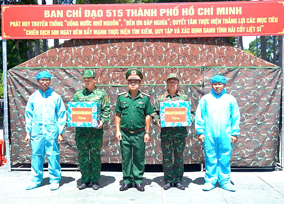 Đoàn công tác Quân khu 7 thăm và tặng quà các lực lượng tìm kiếm, quy tập hài cốt liệt sĩ - Ảnh 2.
