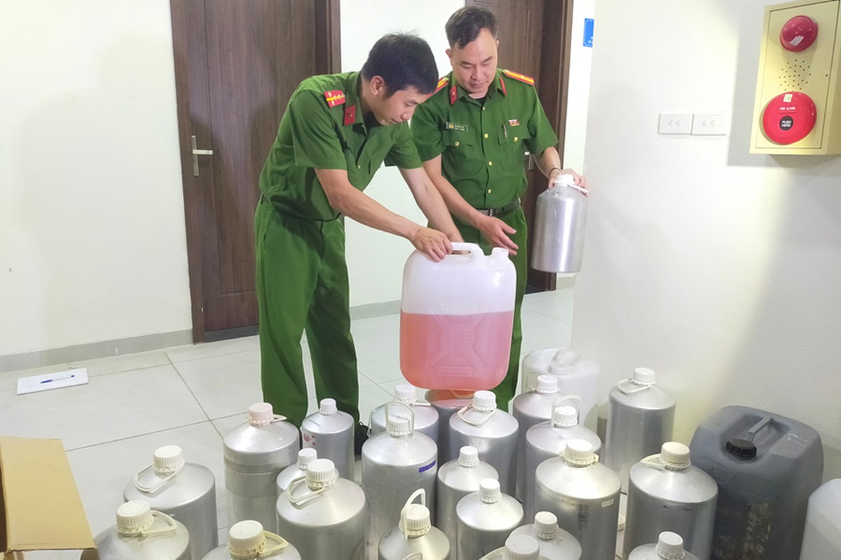 Triệt phá đường dây sản xuất, buôn bán nước hoa giả hàng hiệu, khởi tố 13 bị can - Ảnh 1.