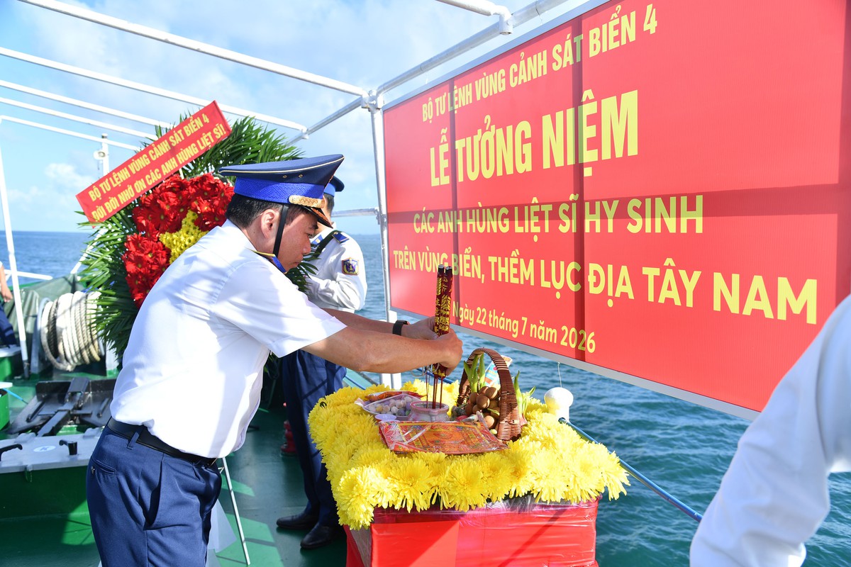 Cảnh sát biển 4 tưởng nhớ chiến sĩ hy sinh trên biển Tây Nam- Ảnh 2.
