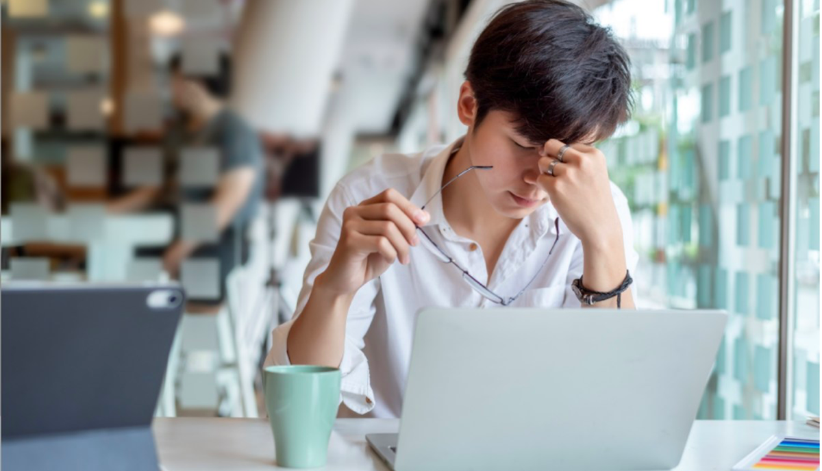 Khi chồng/vợ bị áp lực công việc đeo bám - Ảnh 1.