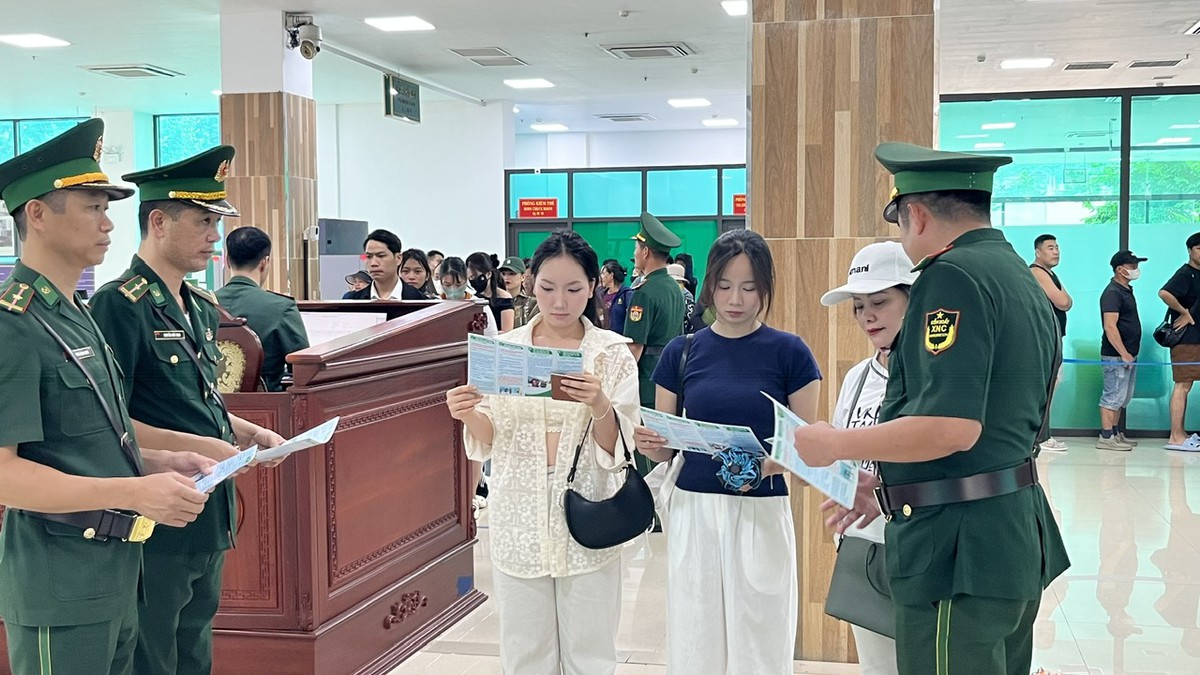 Lào Cai: Đưa pháp luật và "Bình dân học vụ số" về xã biên giới - Ảnh 1.
