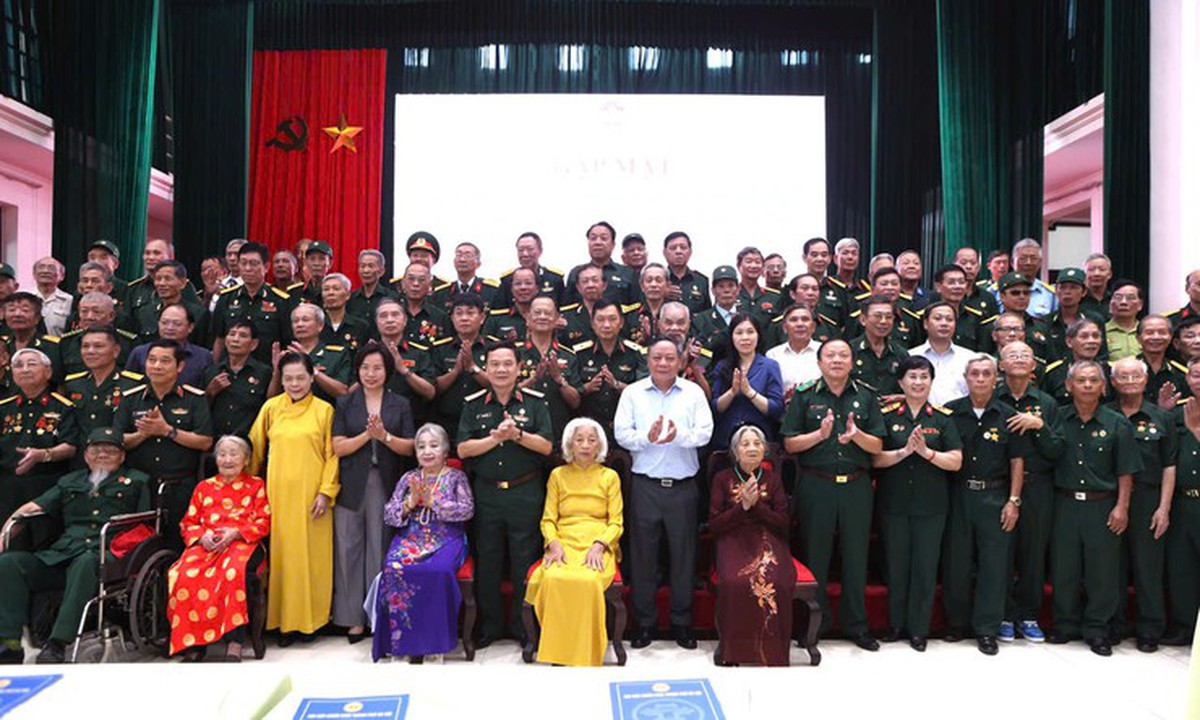 Hà Nội tri ân cựu chiến binh, tiếp tục chăm lo người có công với cách mạng - Ảnh 1.