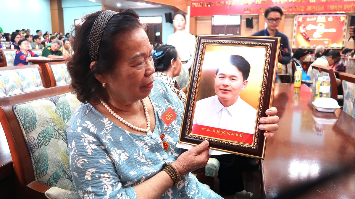 TPHCM: Xúc động buổi tri ân những người vợ thương binh, liệt sĩ - Ảnh 5.
