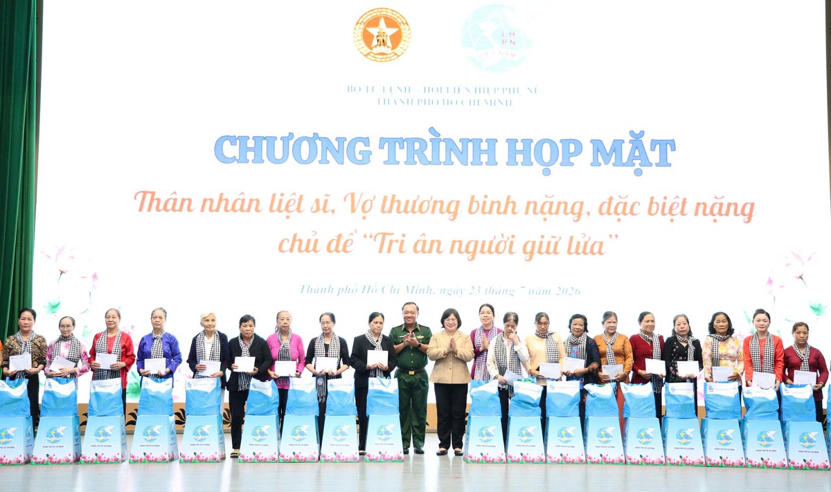 TPHCM: Xúc động buổi tri ân những người vợ thương binh, liệt sĩ - Ảnh 6.