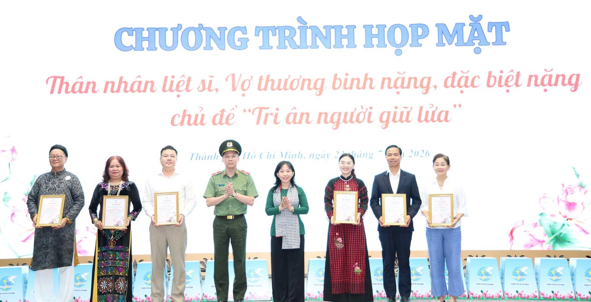 TPHCM: Xúc động buổi tri ân những người vợ thương binh, liệt sĩ - Ảnh 8.