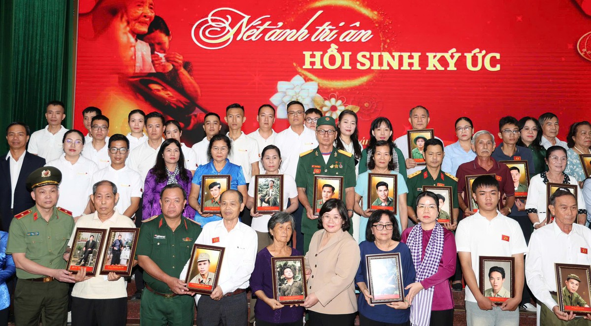 Ôm di ảnh phục dựng của chồng sau gần 60 năm, người vợ liệt sĩ bật khóc - Ảnh 1.