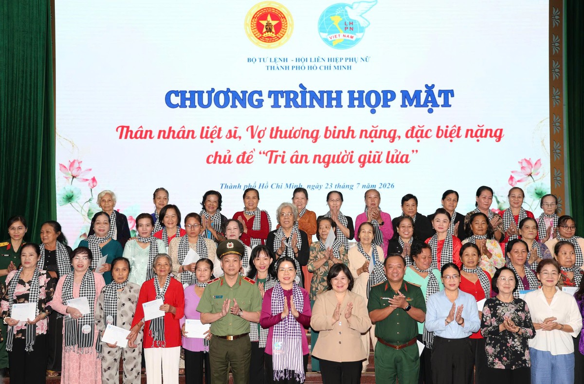 TPHCM: Xúc động buổi tri ân những người vợ thương binh, liệt sĩ - Ảnh 9.