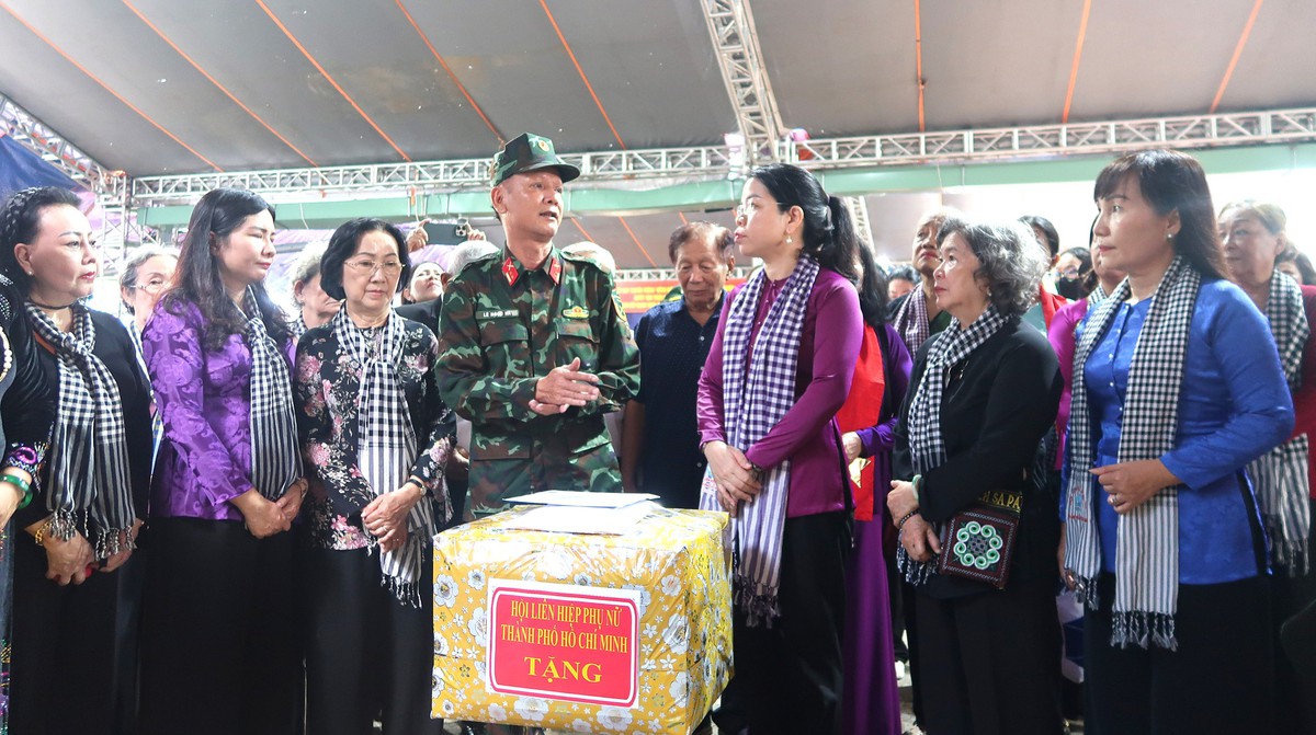 Hội LHPN TPHCM tưởng niệm các anh hùng liệt sĩ tại công viên Lê Thị Riêng- Ảnh 7.