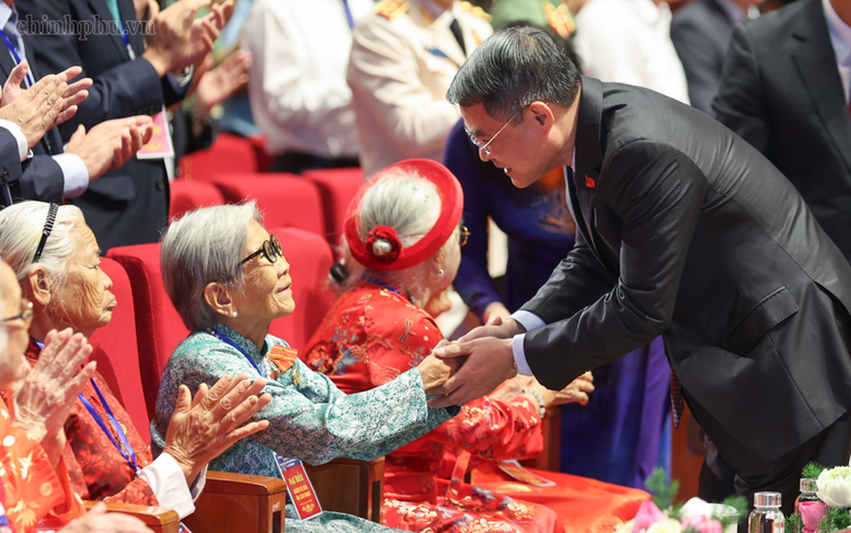 Thủ tướng Lê Minh Hưng: Sự hy sinh của các thế hệ cha anh sẽ mãi mãi được khắc ghi trong lòng dân tộc - Ảnh 1.