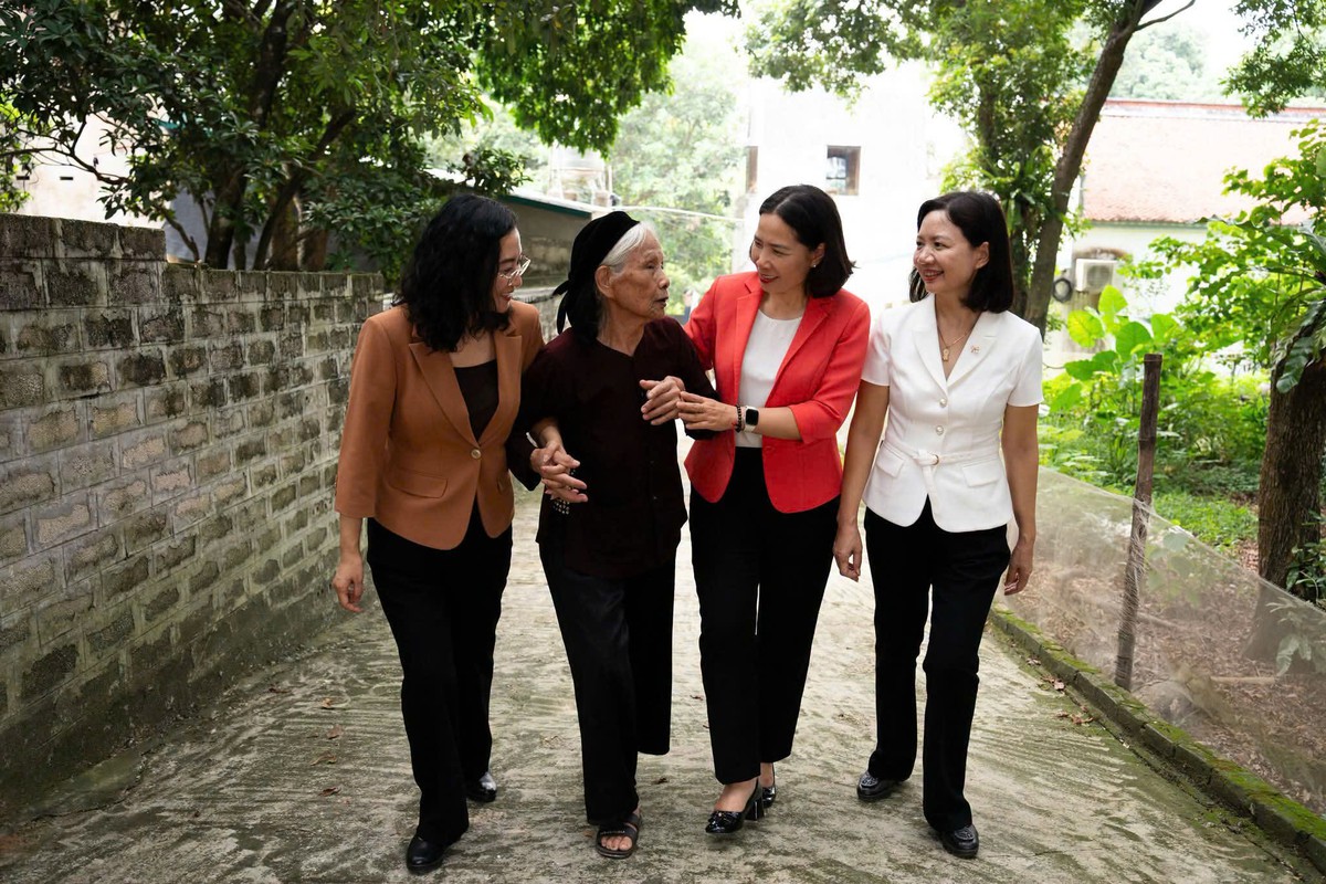 Ấm áp hành trình tri ân của cán bộ, hội viên phụ nữ Thủ đô - Ảnh 1.