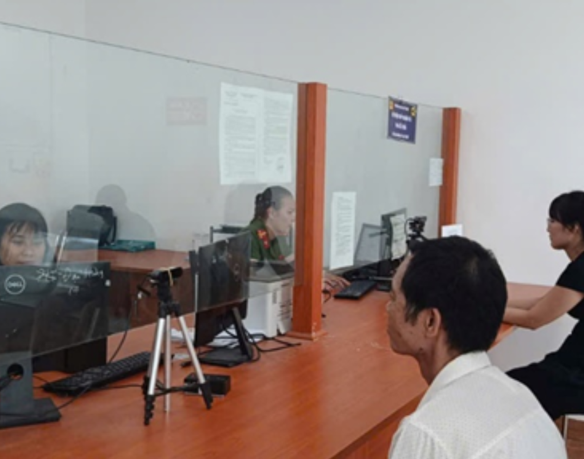Công an xã Mỹ Đức triển khai mô hình "Quét mã QR - Chấm điểm công vụ" nâng cao chất lượng phục vụ Nhân dân - Ảnh 1.