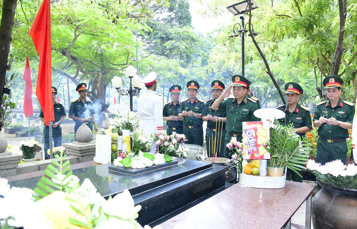 Bộ Tư lệnh TPHCM dâng hương tưởng niệm các Anh hùng liệt sĩ tại Côn Đảo - Ảnh 1.