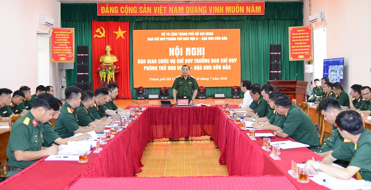 Bộ Tư lệnh TPHCM dâng hương tưởng niệm các Anh hùng liệt sĩ tại Côn Đảo - Ảnh 2.