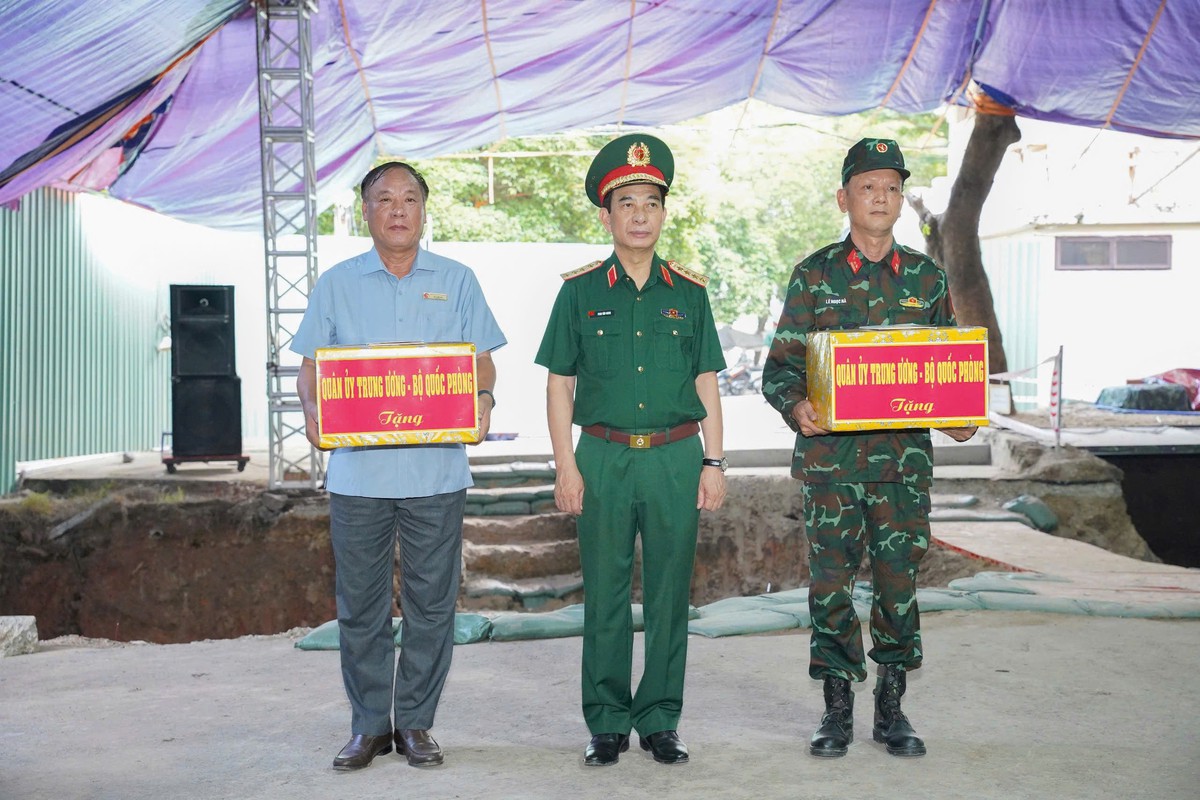 Đại tướng Phan Văn Giang dâng hương tưởng niệm các anh hùng liệt sĩ tại Công viên Lê Thị Riêng- Ảnh 10.