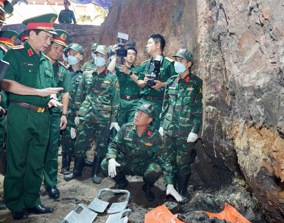 Đại tướng Phan Văn Giang dâng hương tưởng niệm các anh hùng liệt sĩ tại Công viên Lê Thị Riêng- Ảnh 8.