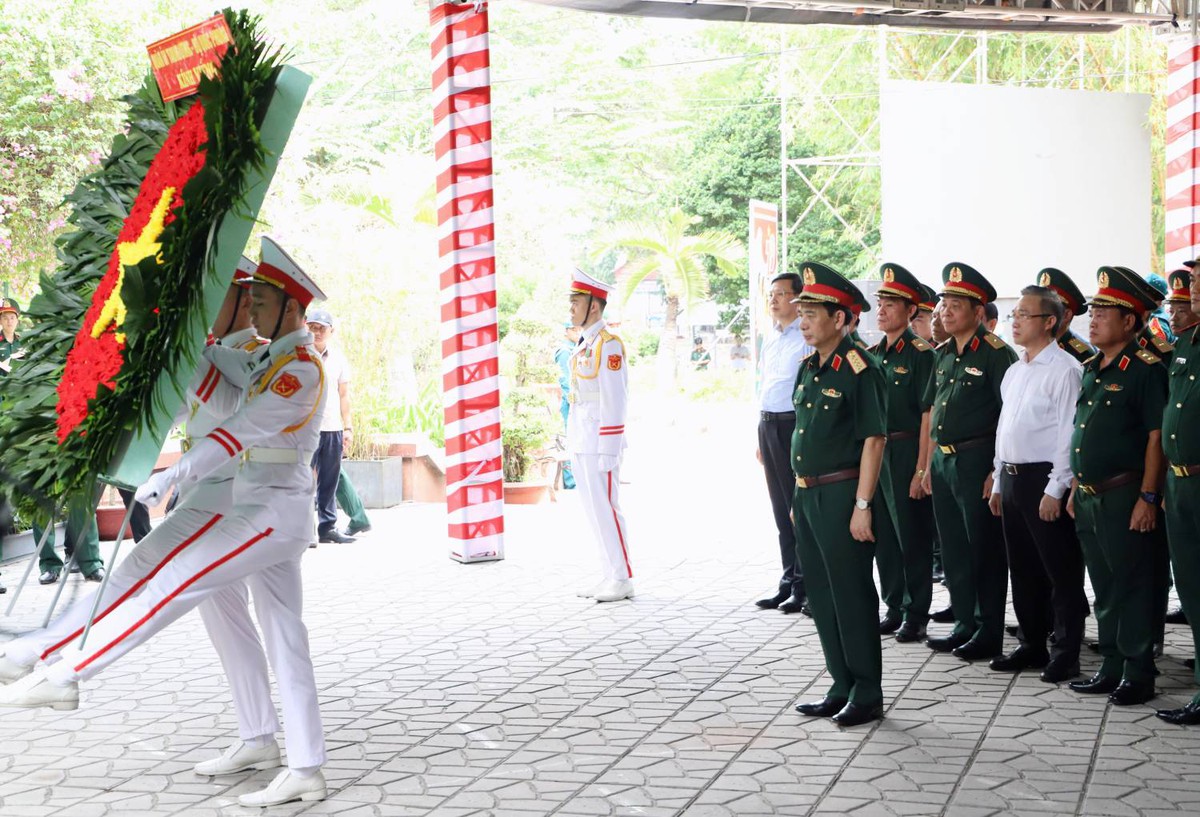 Đại tướng Phan Văn Giang dâng hương tưởng niệm các anh hùng liệt sĩ tại Công viên Lê Thị Riêng- Ảnh 1.
