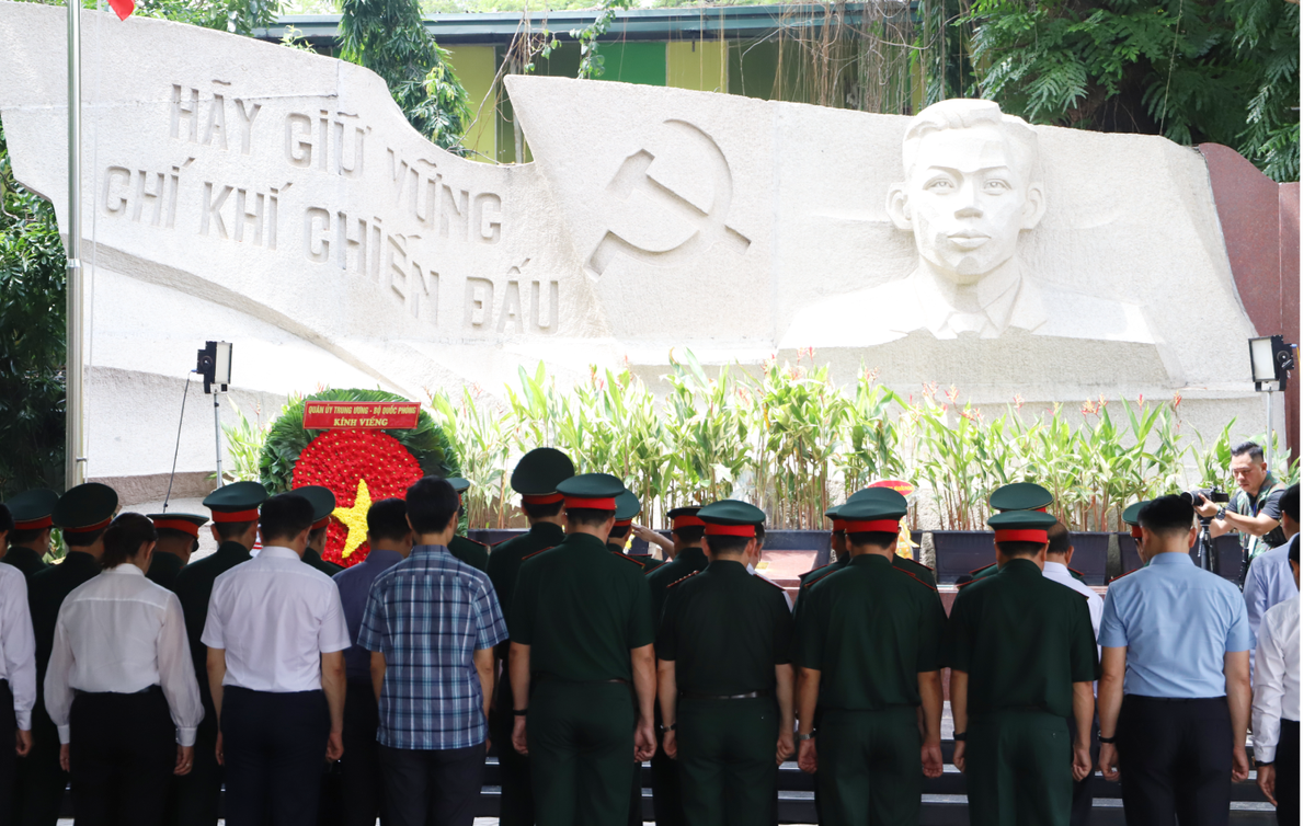 Đại tướng Phan Văn Giang dâng hương tưởng niệm các anh hùng liệt sĩ tại Công viên Lê Thị Riêng- Ảnh 3.