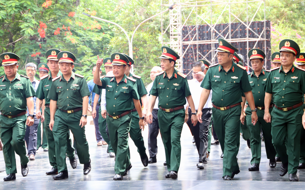 Đại tướng Phan Văn Giang dâng hương tưởng niệm các anh hùng liệt sĩ tại Công viên Lê Thị Riêng- Ảnh 5.