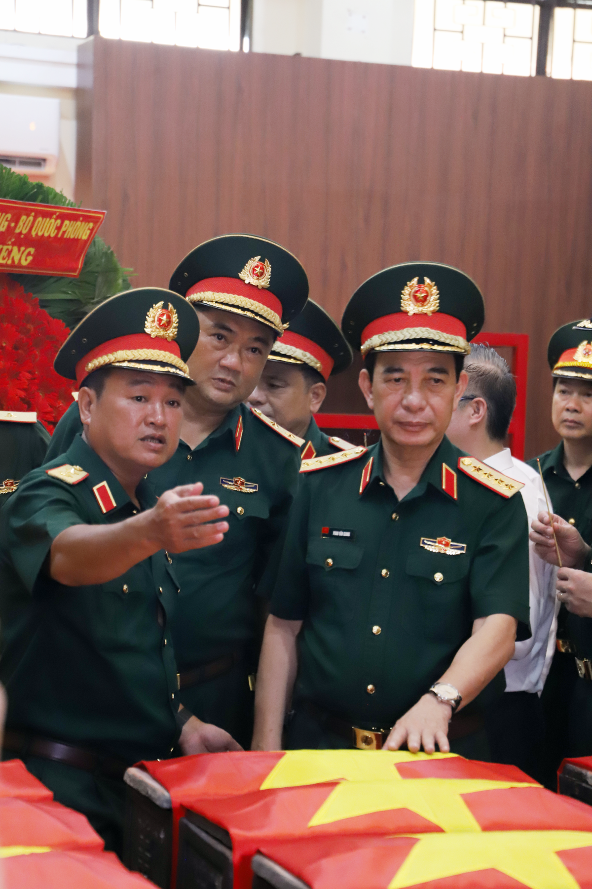 Đại tướng Phan Văn Giang dâng hương tưởng niệm các anh hùng liệt sĩ tại Công viên Lê Thị Riêng- Ảnh 6.