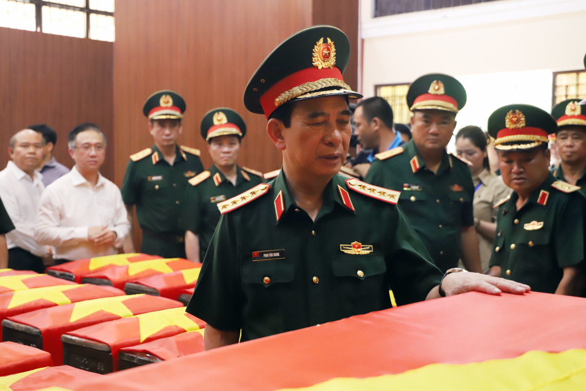 Đại tướng Phan Văn Giang dâng hương tưởng niệm các anh hùng liệt sĩ tại Công viên Lê Thị Riêng- Ảnh 2.