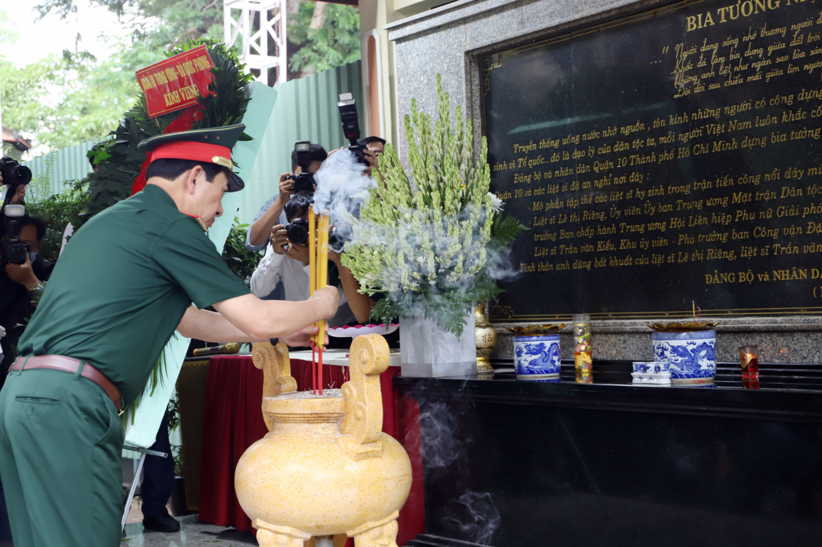 Đại tướng Phan Văn Giang dâng hương tưởng niệm các anh hùng liệt sĩ tại Công viên Lê Thị Riêng- Ảnh 4.