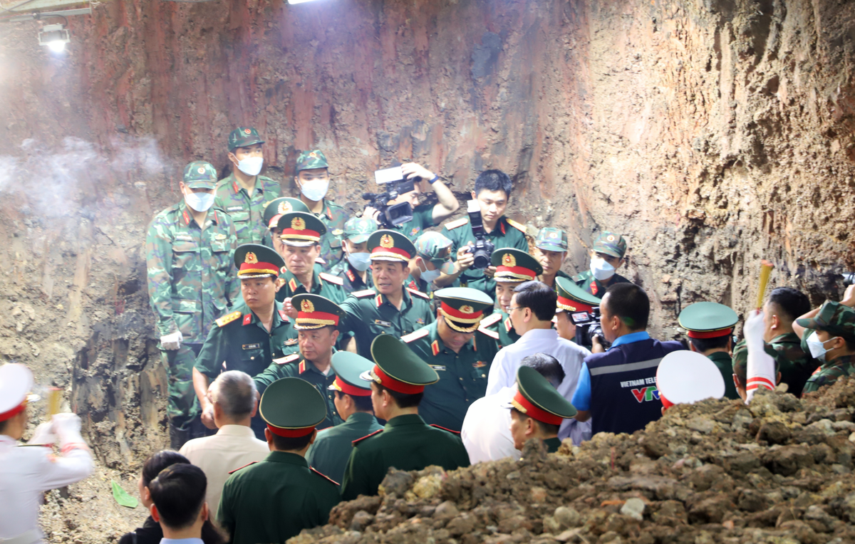 Đại tướng Phan Văn Giang dâng hương tưởng niệm các anh hùng liệt sĩ tại Công viên Lê Thị Riêng- Ảnh 9.