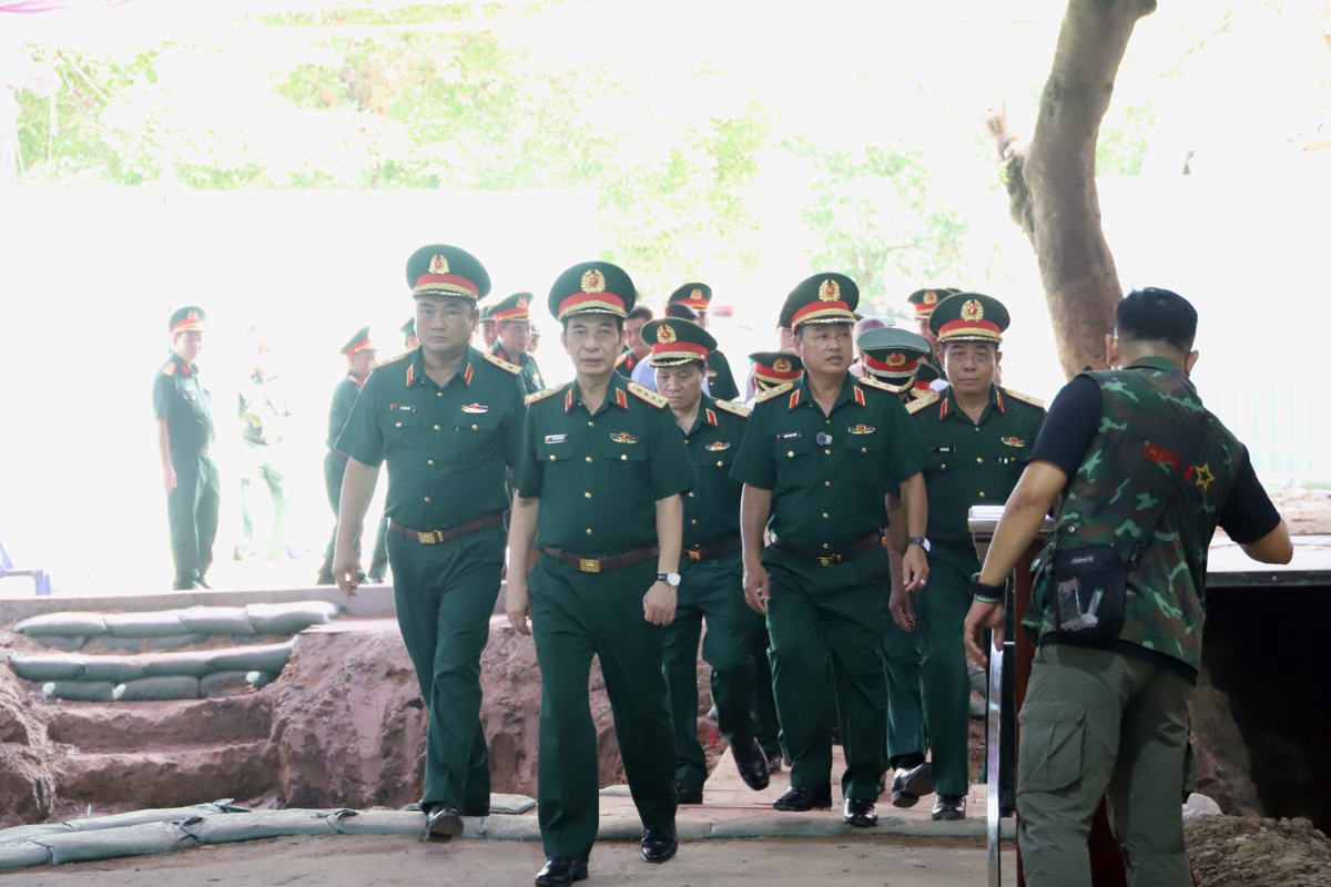 Đại tướng Phan Văn Giang dâng hương tưởng niệm các anh hùng liệt sĩ tại Công viên Lê Thị Riêng- Ảnh 7.
