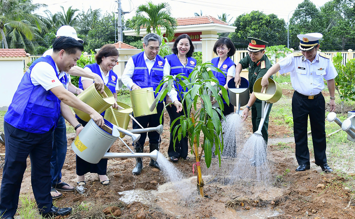 TPHCM: Mang tình cảm hậu phương, ươm mầm Đại đoàn kết tại Côn Đảo- Ảnh 4.