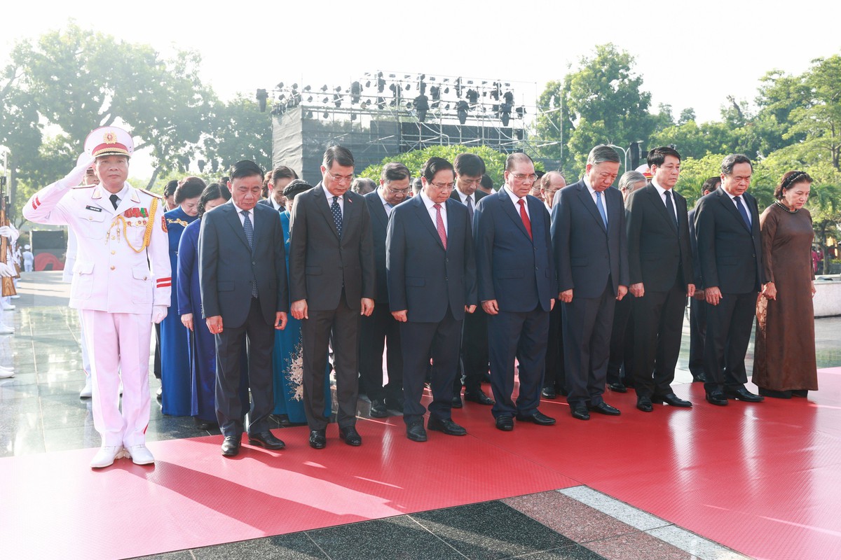 Lãnh đạo Đảng, Nhà nước viếng Chủ tịch Hồ Chí Minh, tưởng niệm Anh hùng liệt sĩ- Ảnh 1.