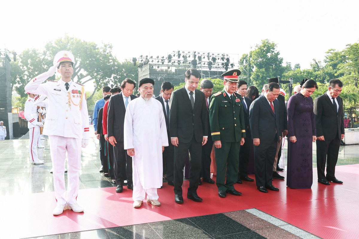 Lãnh đạo Đảng, Nhà nước viếng Chủ tịch Hồ Chí Minh, tưởng niệm Anh hùng liệt sĩ- Ảnh 2.